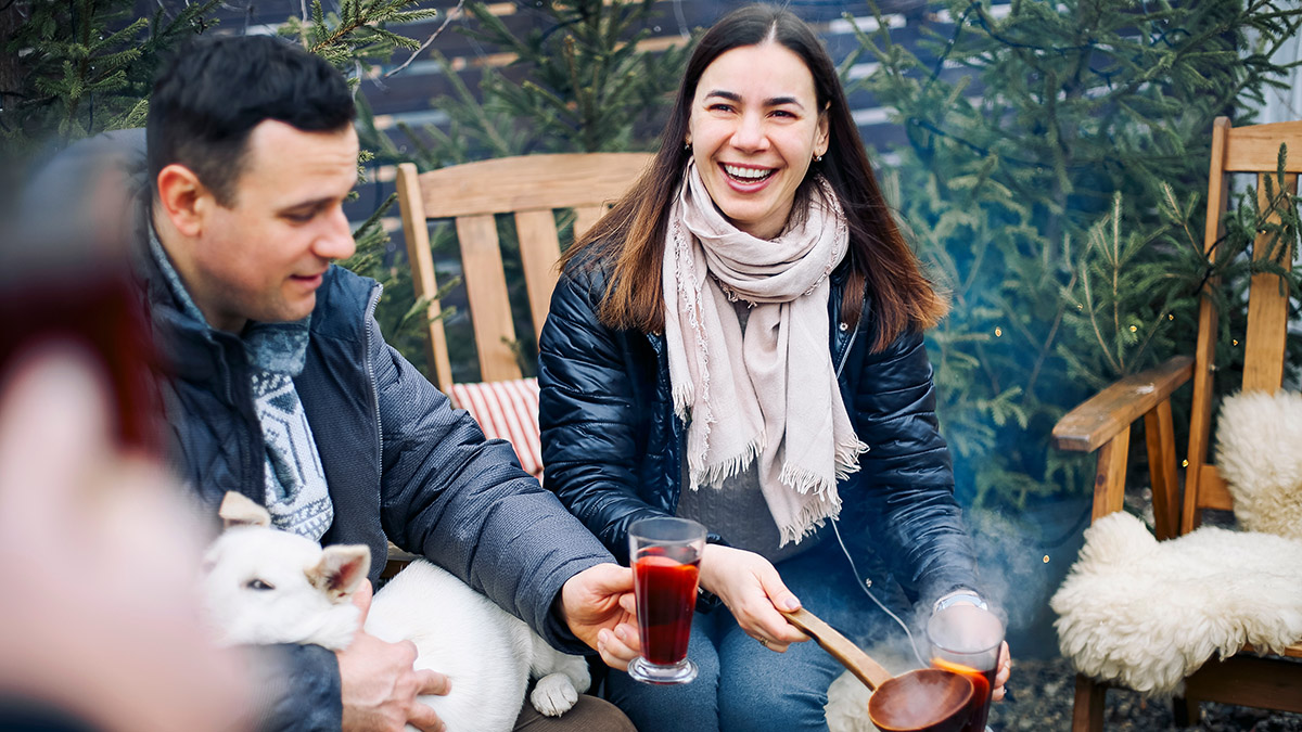 País de las maravillas de invierno con pareja bebiendo vino caliente