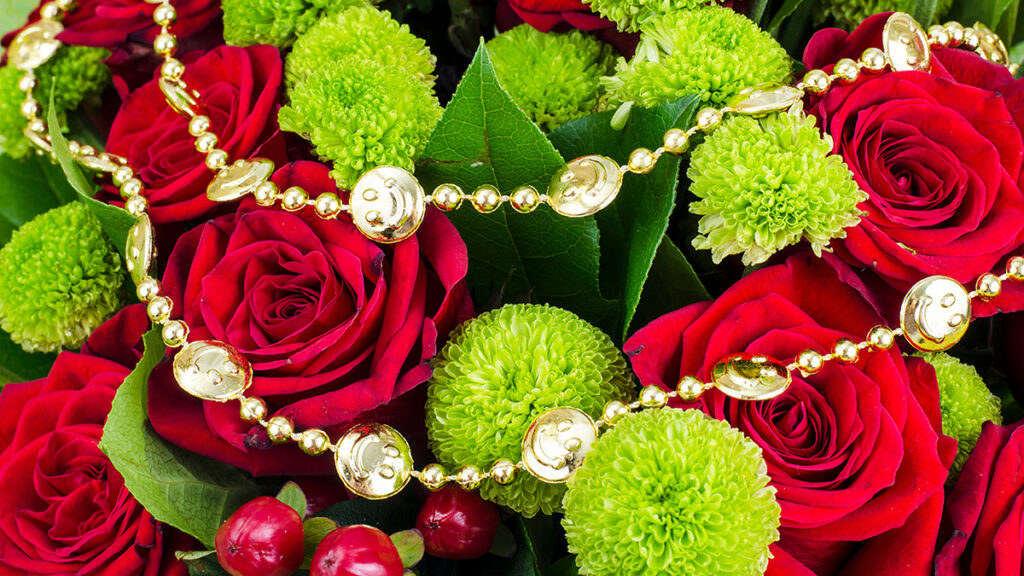decoraciones de carnaval con rosas y perlas