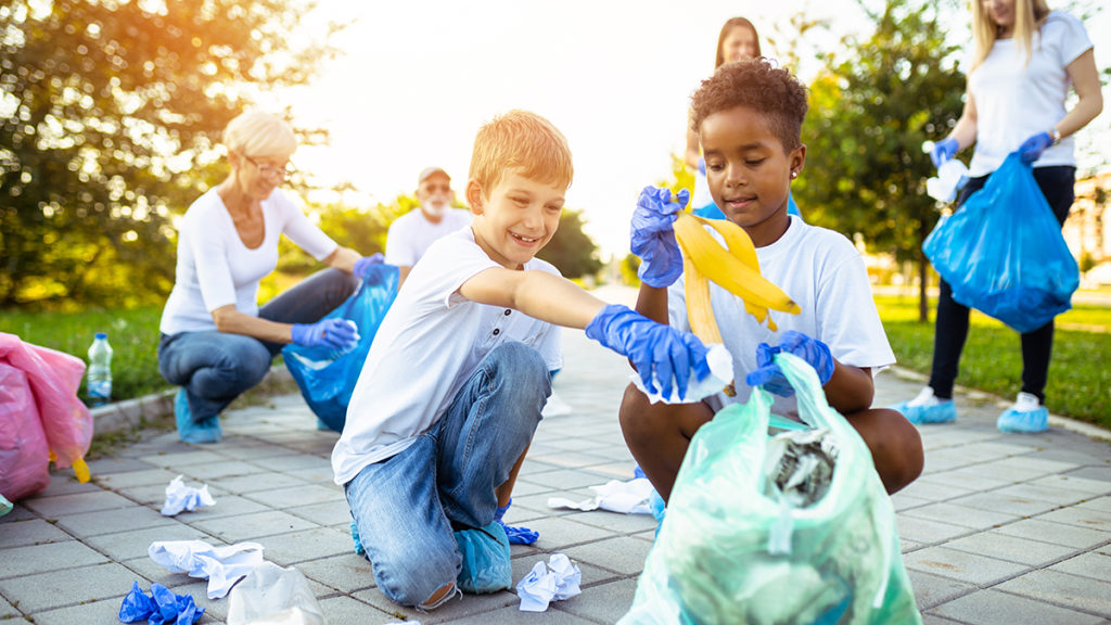 Día de actos de bondad al azar con niños limpiando el vecindario