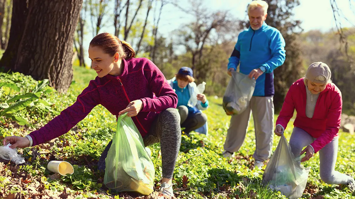 random acts of kindness with people picking up litter