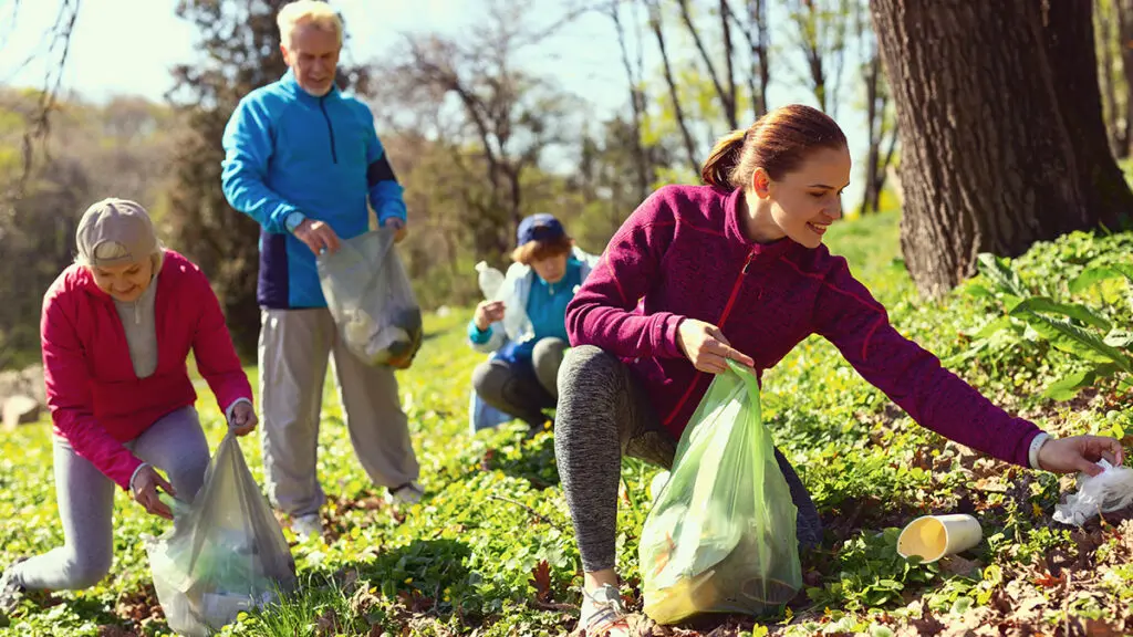 random acts of kindness with people picking up litter