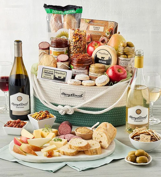 Regalos para el día de la mujer con bolsa de mercado con vino.