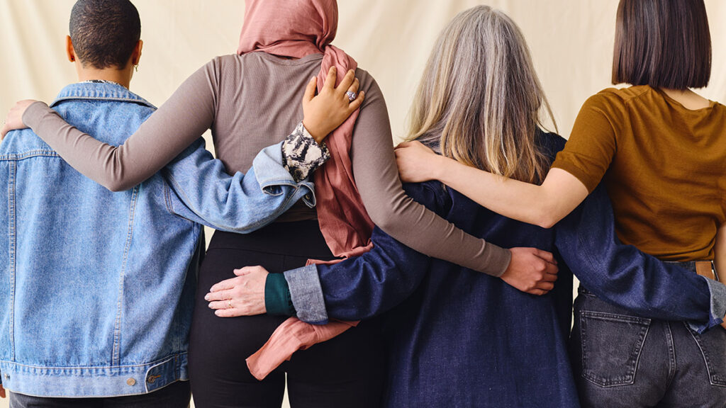Frases del día de la mujer con mujeres abrazándose