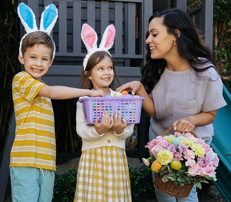 búsqueda de huevos de pascua con niños y madre recogiendo huevos de pascua