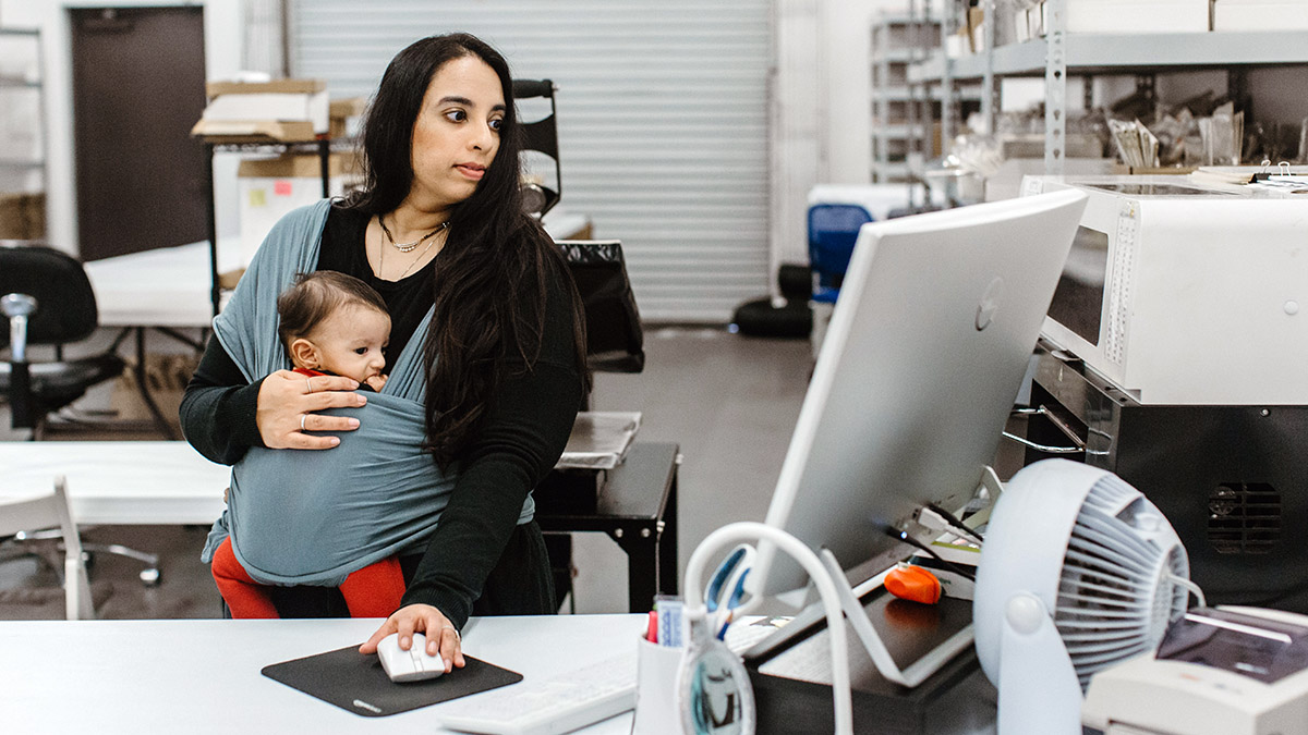 Maya Malik con su hijo en el trabajo