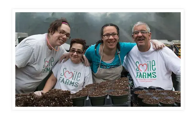 Grupo campesino sonriente