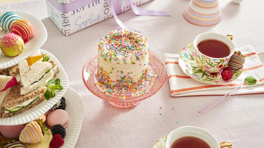 Cumpleaños de primavera con fiesta de té con pastel y comida.