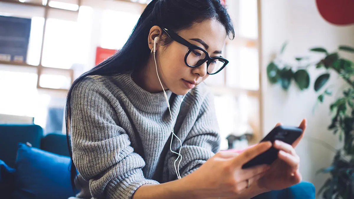 Contar historias con una mujer escuchando podcasts