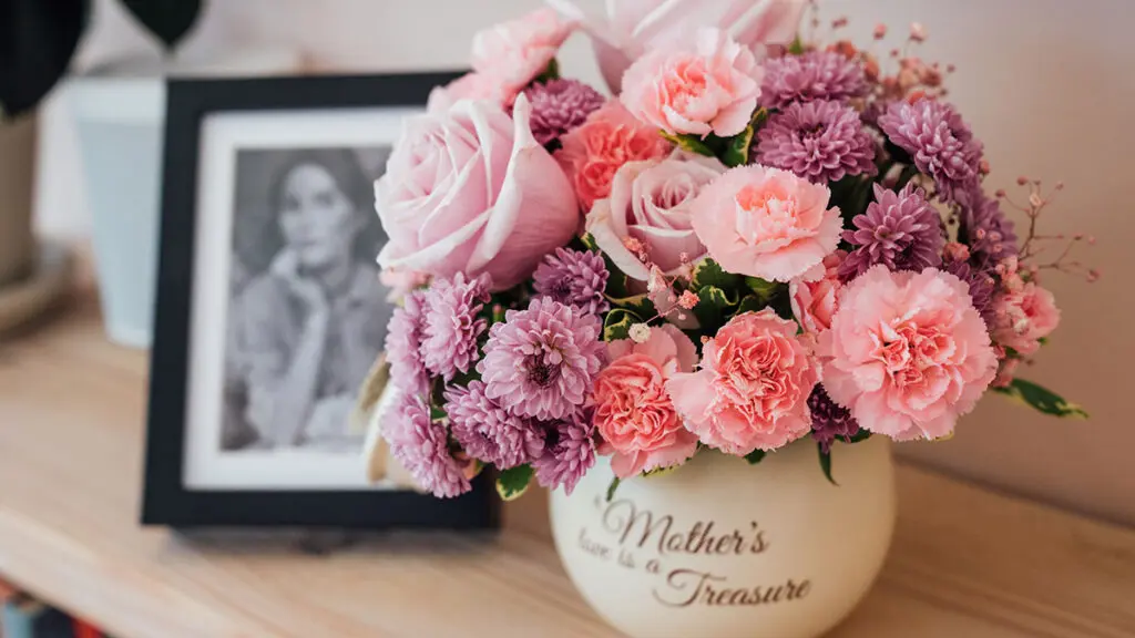 Historia del día de la madre con flores del día de la madre y foto en blanco y negro de la madre