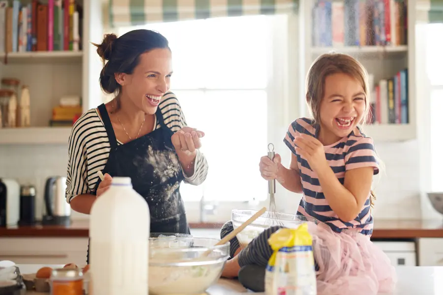 Actividades del día de la madre con madre e hija horneando.