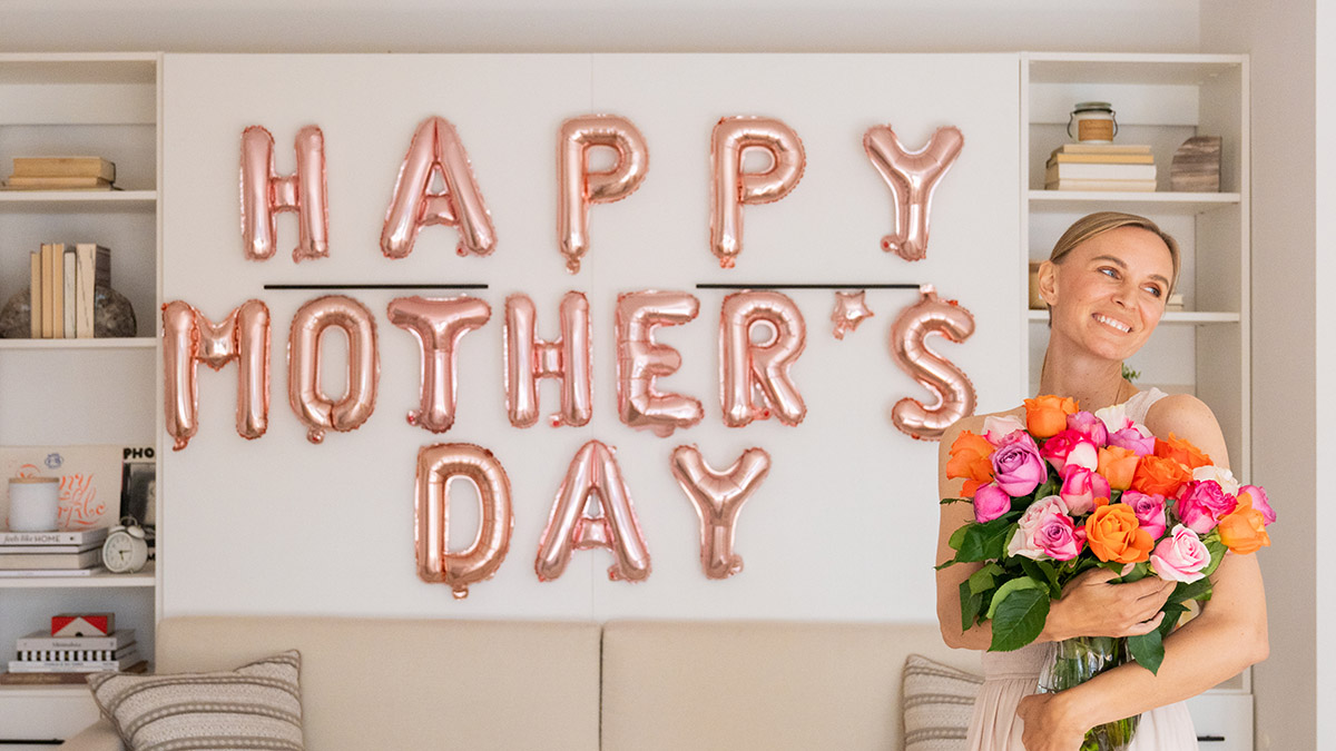 Datos divertidos del Día de la Madre con mamá sosteniendo flores