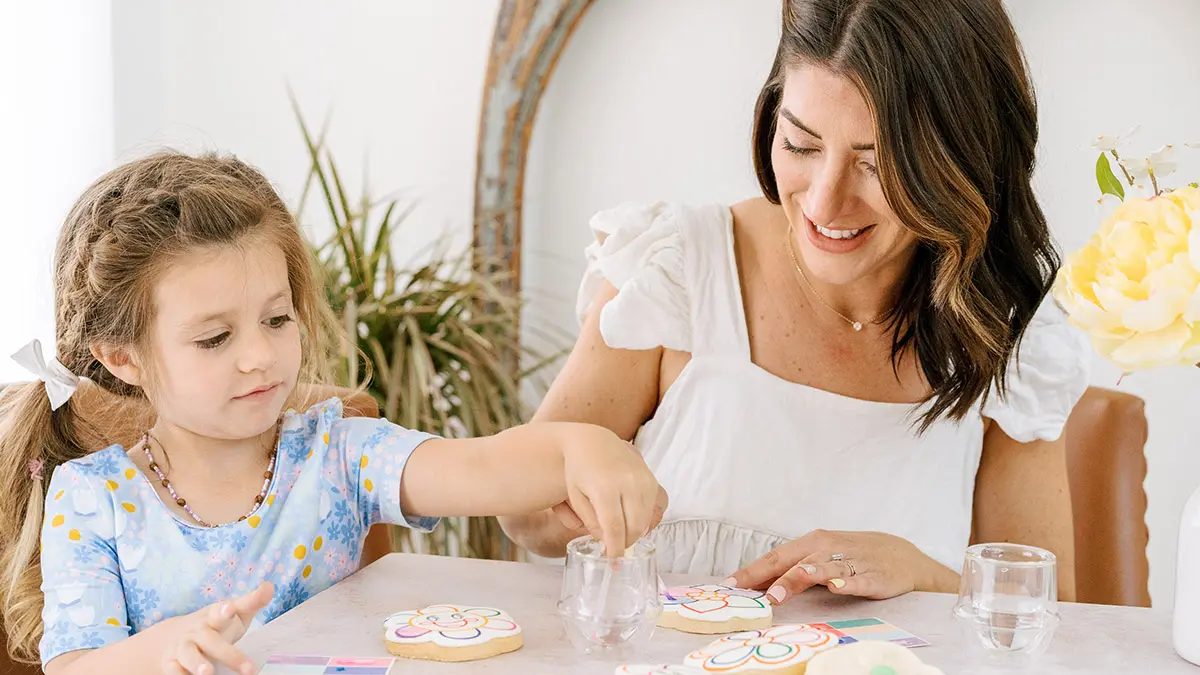 mother's day ideas with mom and daughter decorating cookies