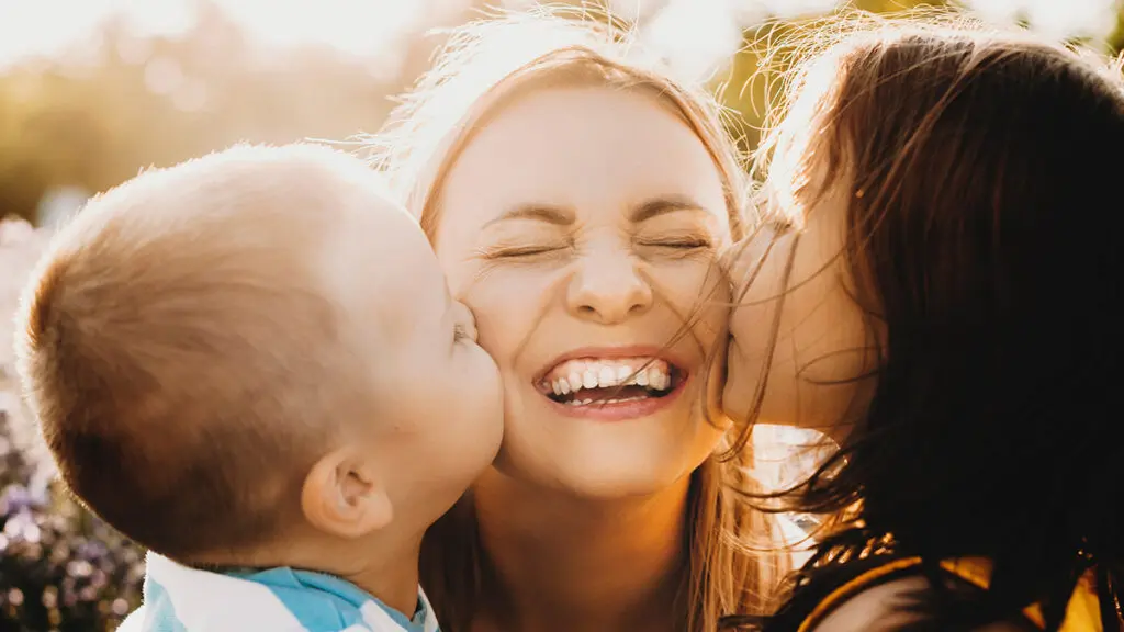motherhood quotes with kids kissing mom