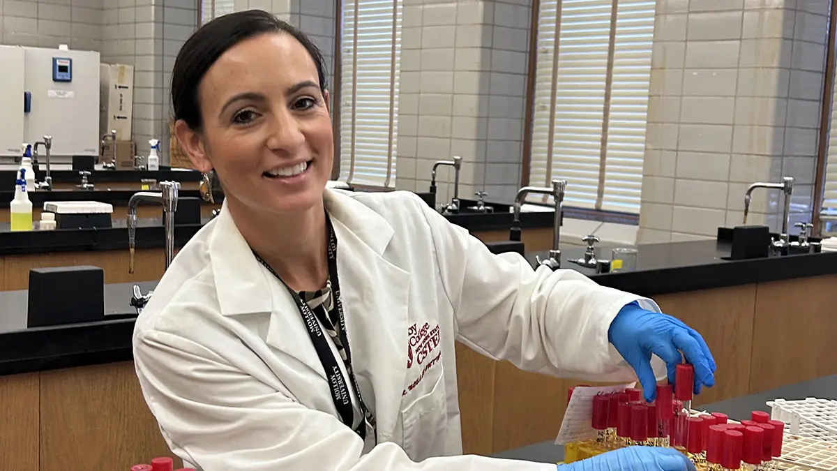 Noelle Cutter en el laboratorio