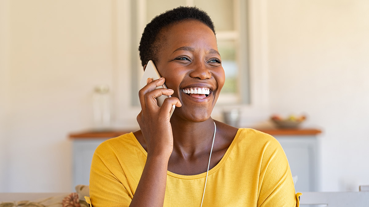 Regalos de cumpleaños para gemelos con una mujer hablando por teléfono
