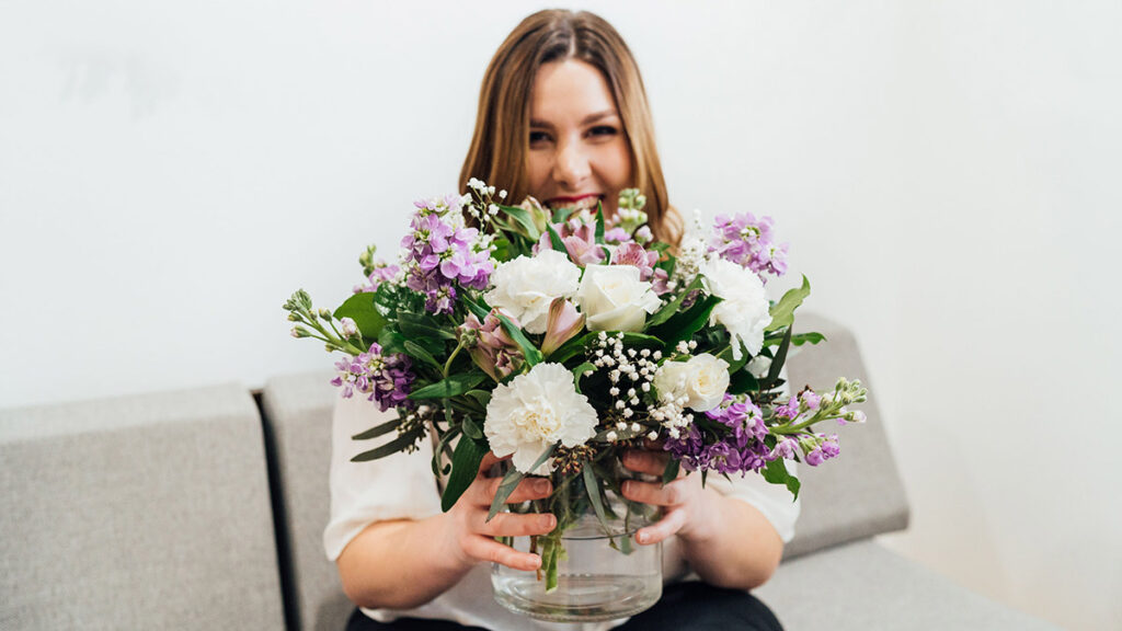 Regalos de cumpleaños para gemelos con mujer con ramo de lavanda