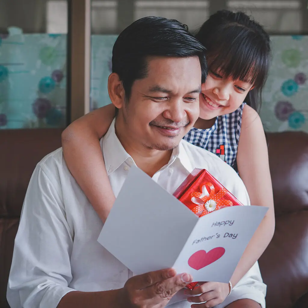 father's day messages with father reading card from daughter