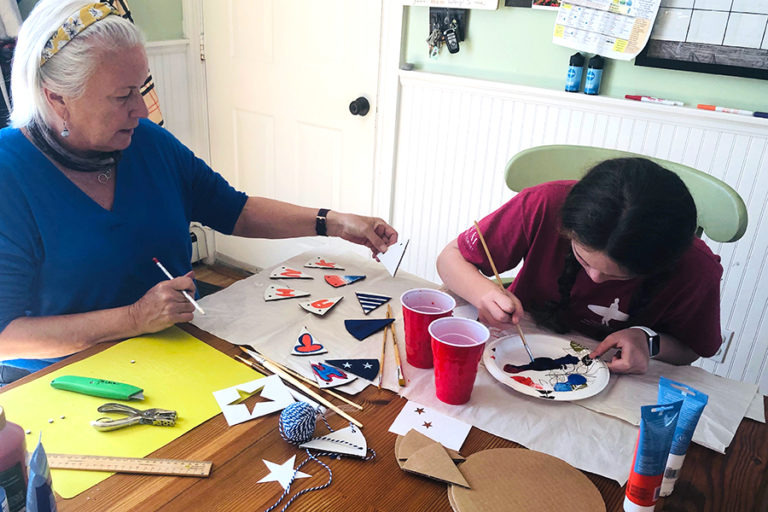 Manualidades de bricolaje para el Día de los Caídos con niños pintando triángulos