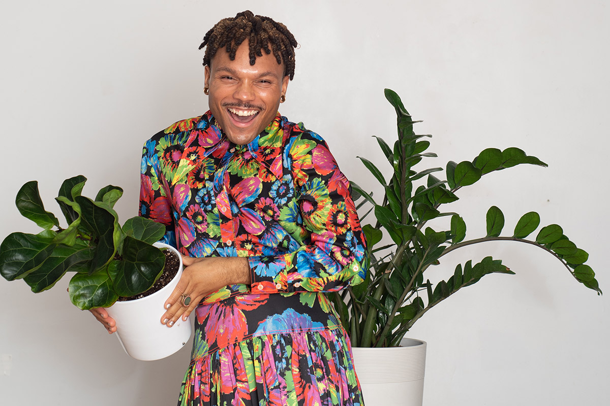 Decorar con plantas Plant kween sostiene una planta
