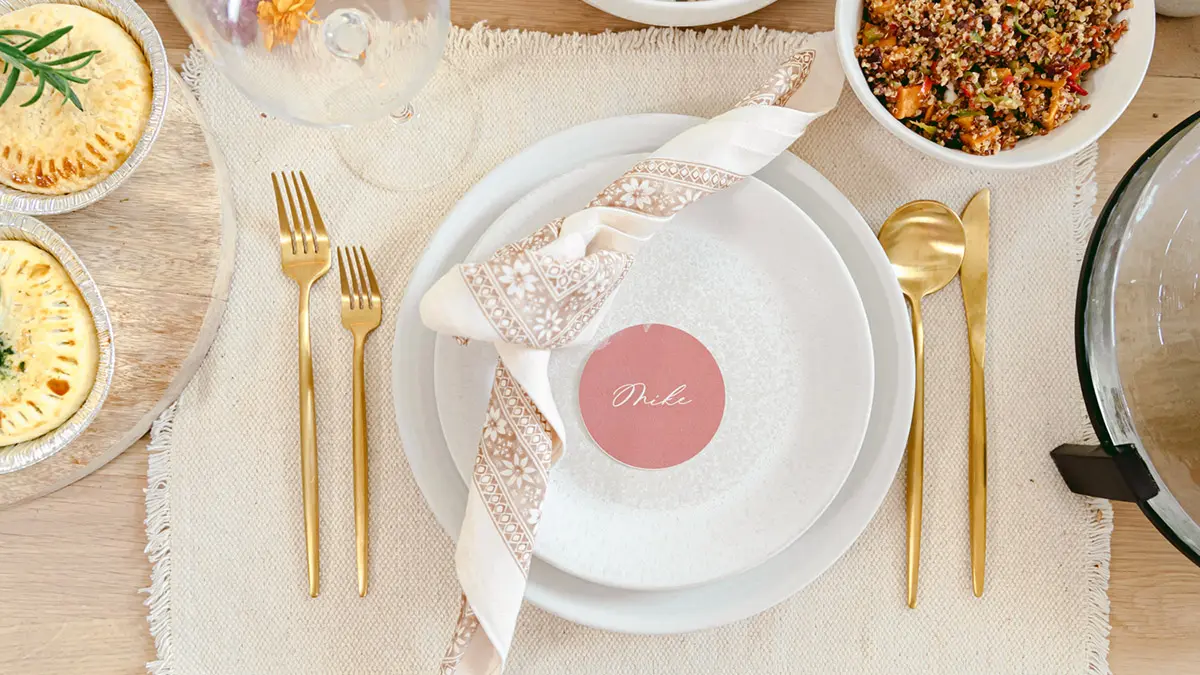 Ajuste de lugar para una cena de cumpleaños