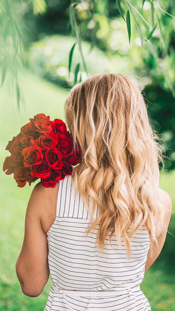 flower quotes women holding bouquet of roses