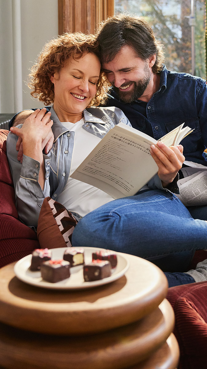 valentine's day date ideas couple reading together