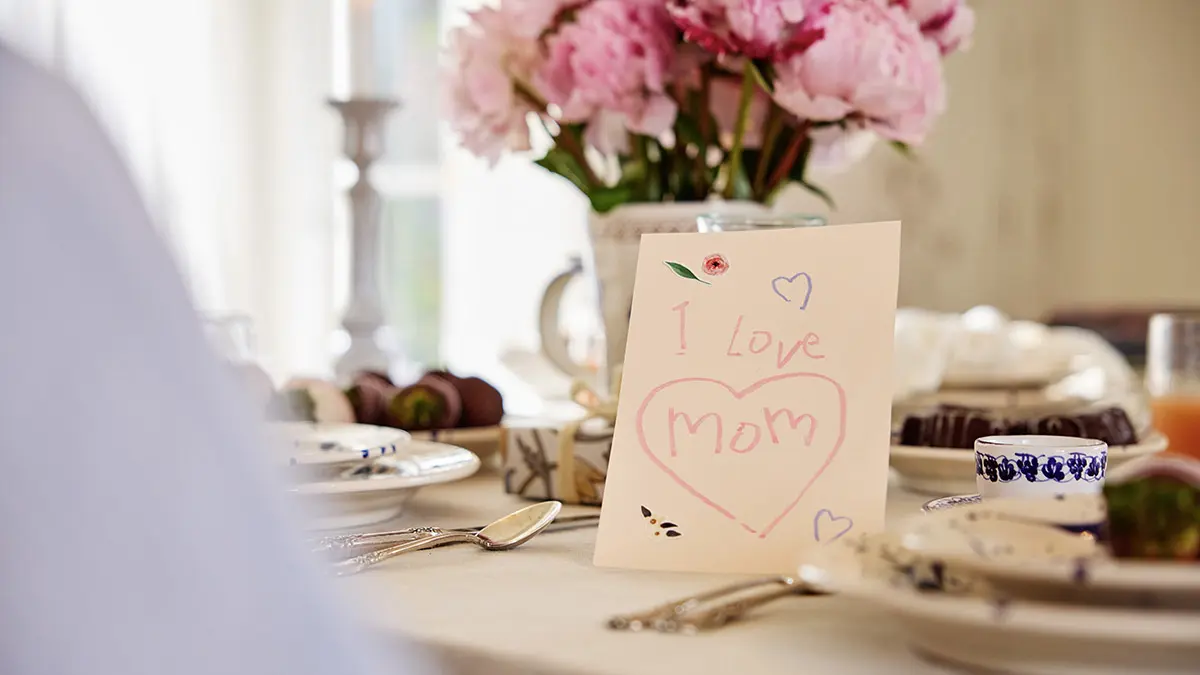 mothers day fun facts card on table