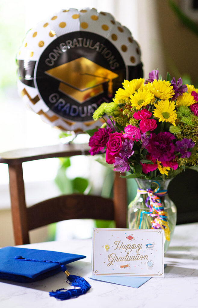 graduation party ideas flowers on table